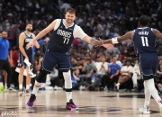 开云下载-独行侠队晋级总决赛，球员们庆祝不断