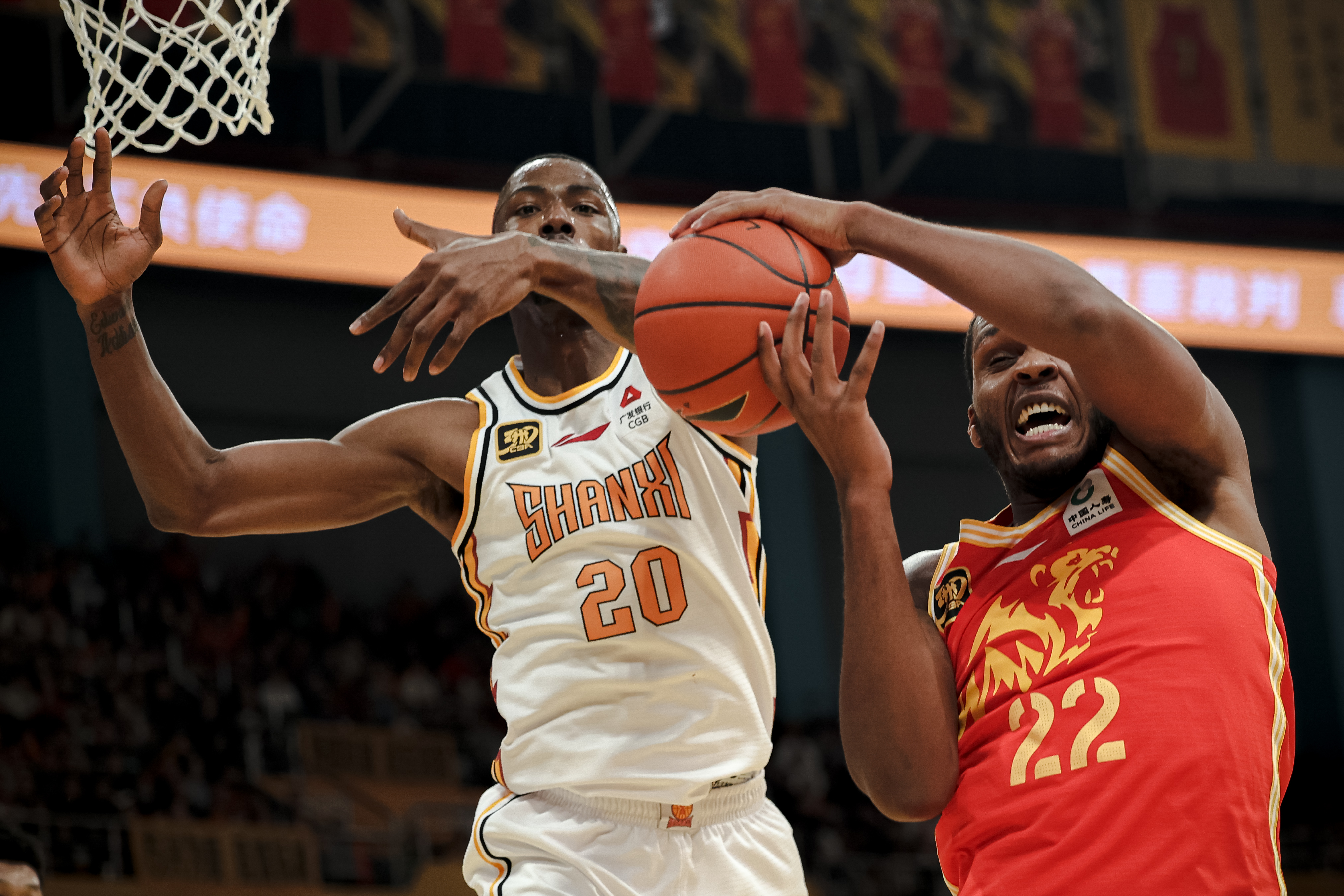 紧张对决!两支球队展开激烈争夺 紧张对决!两支球队展开激烈争夺