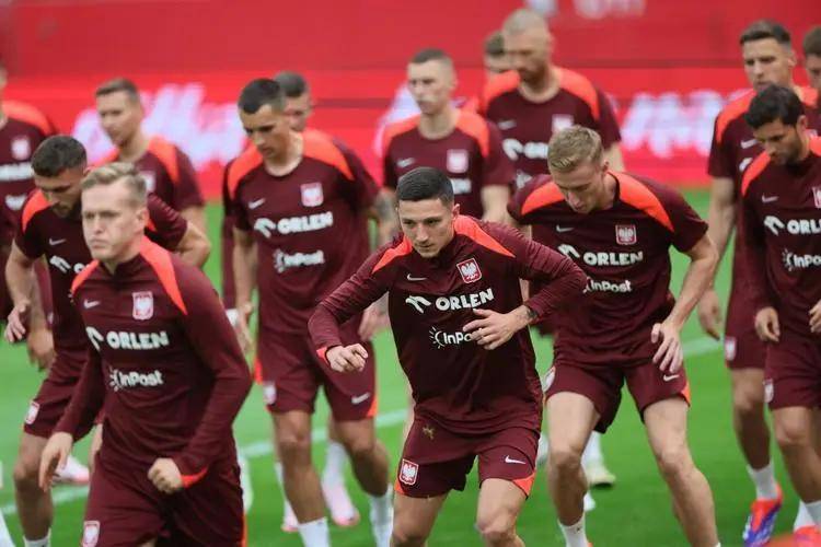 包含热刺客场战平水晶宫，欧战竞争白热化的词条