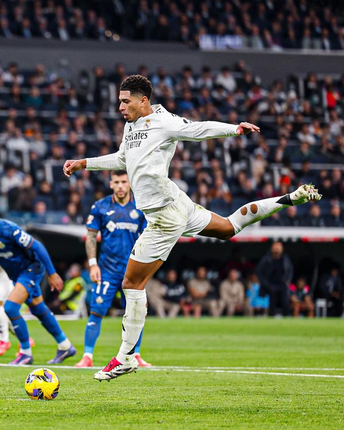 皇马强势跻身前列,称霸西甲赛场! 皇马强势跻身前列,称霸西甲赛场!