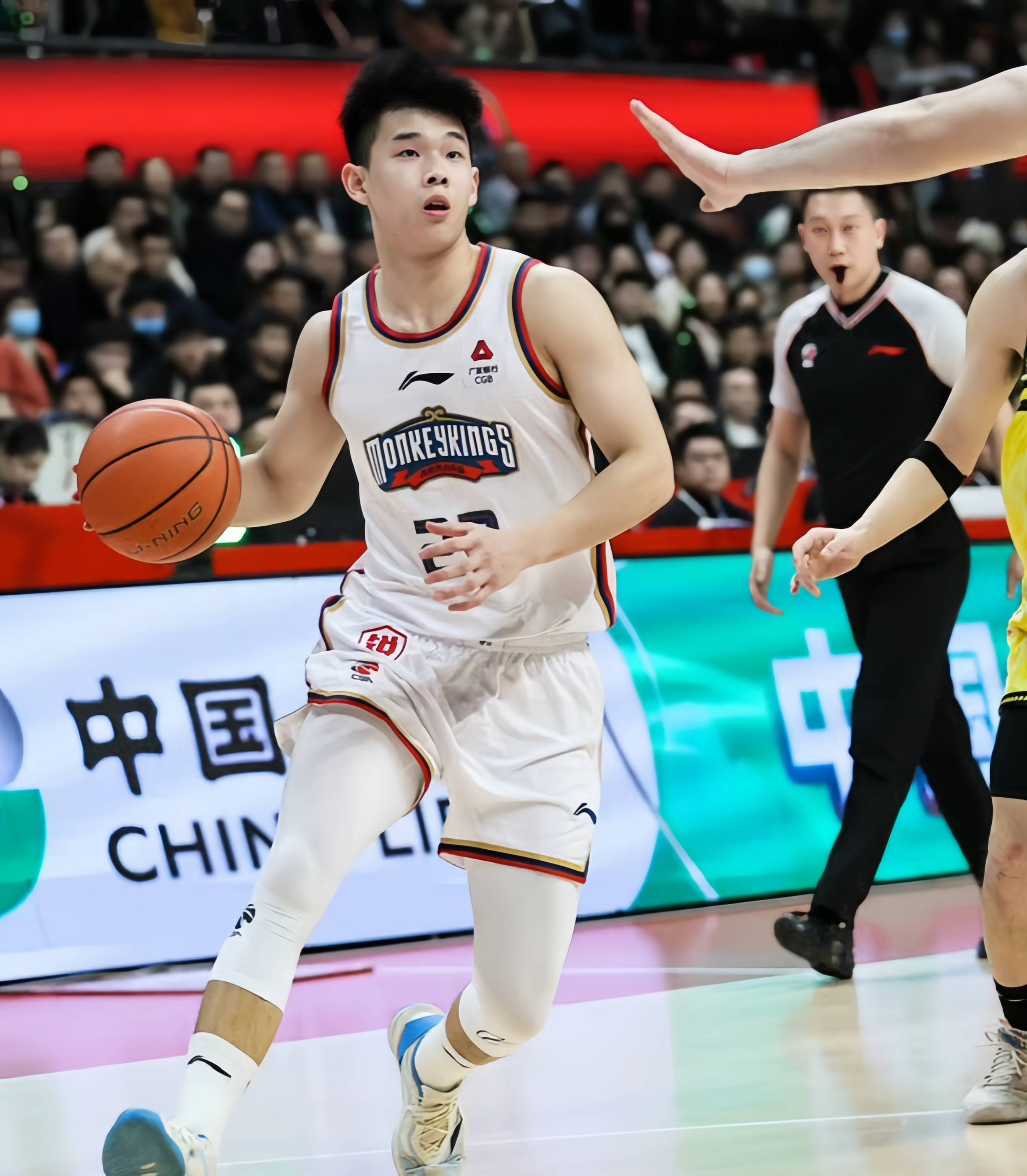 青岛队客场获胜,球队士气高涨的简单介绍 青岛队客场获胜,球队士气高涨的简单介绍