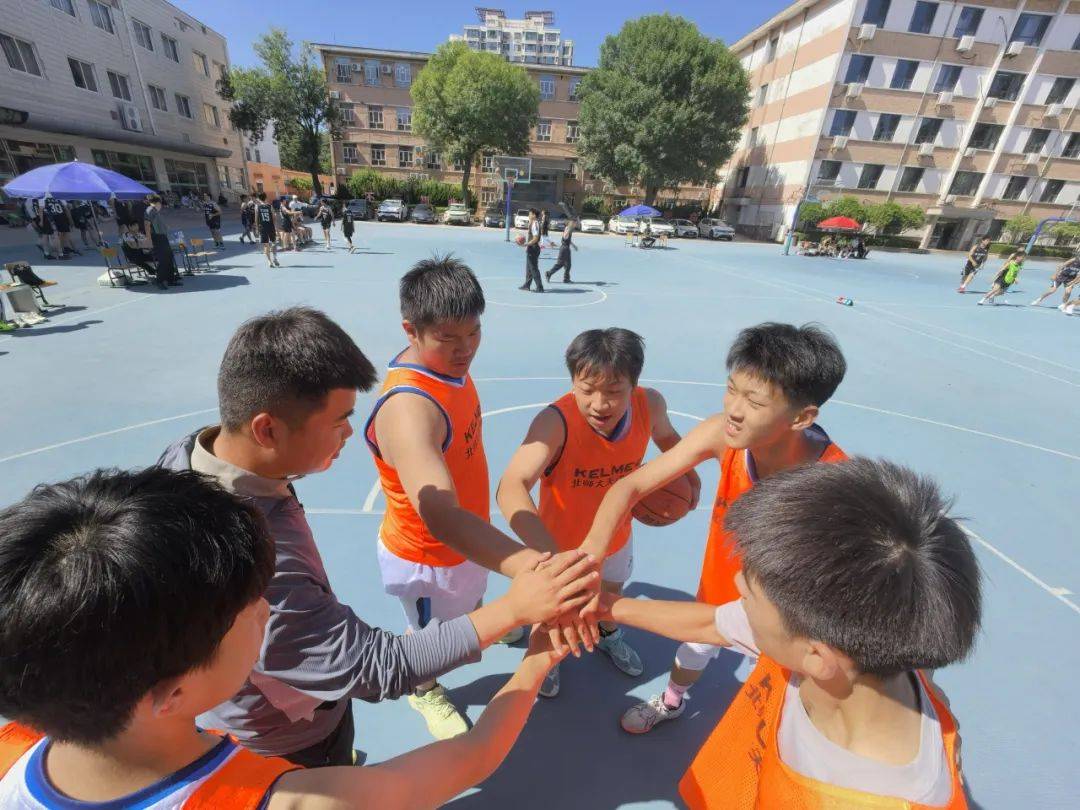 紧张角逐!两队在场上拼尽全力 紧张角逐!两队在场上拼尽全力