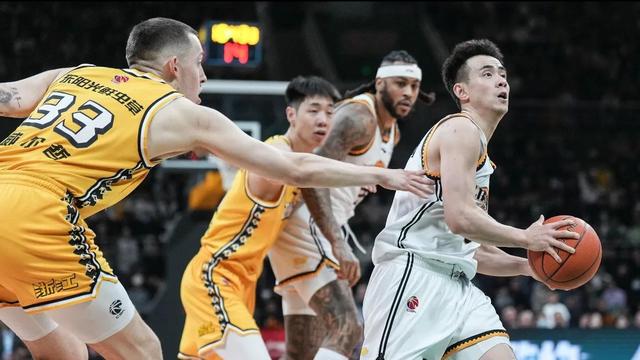 关于球队激战一触即发,对手实力强大,比赛悬念重重的信息 关于球队激战一触即发,对手实力强大,比赛悬念重重的信息