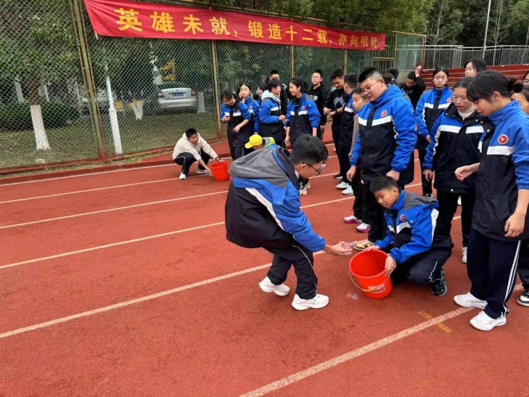 球队展现团结合作，共同向前冲的简单介绍