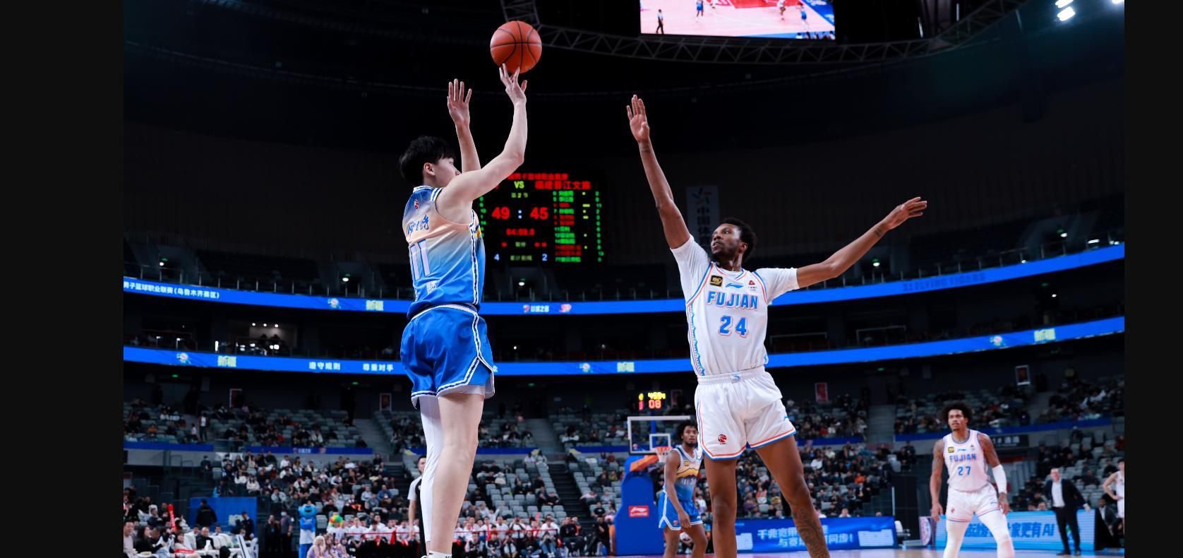 北京男篮主场压倒福建队,夺得连胜 北京男篮主场压倒福建队,夺得连胜