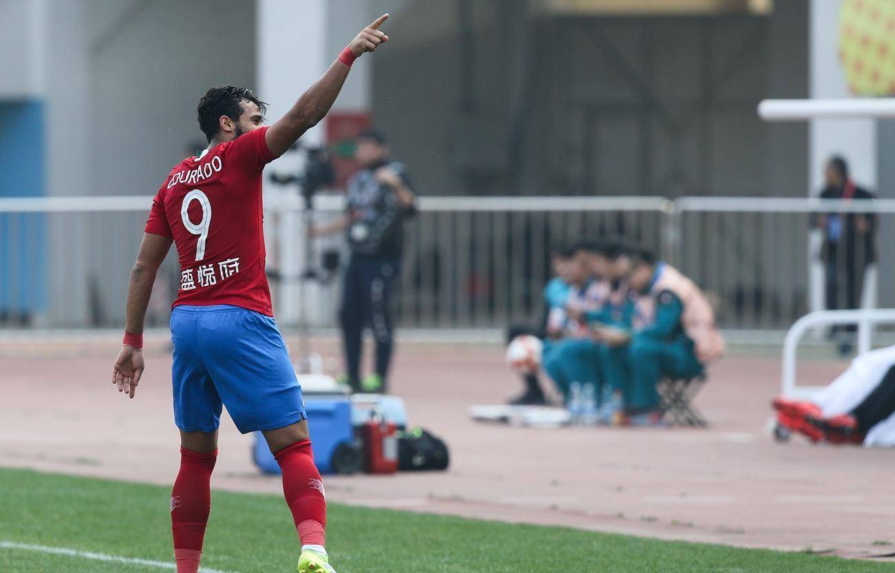 河南建业中场球员备战下轮联赛 河南建业中场球员备战下轮联赛