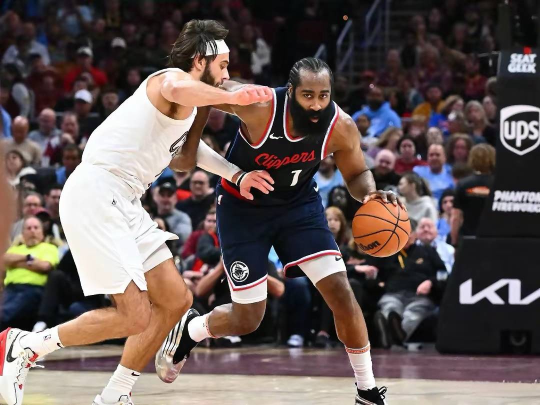 真猛!萨克雷抢篮板,马刺暴力骑士的简单介绍 真猛!萨克雷抢篮板,马刺暴力骑士的简单介绍