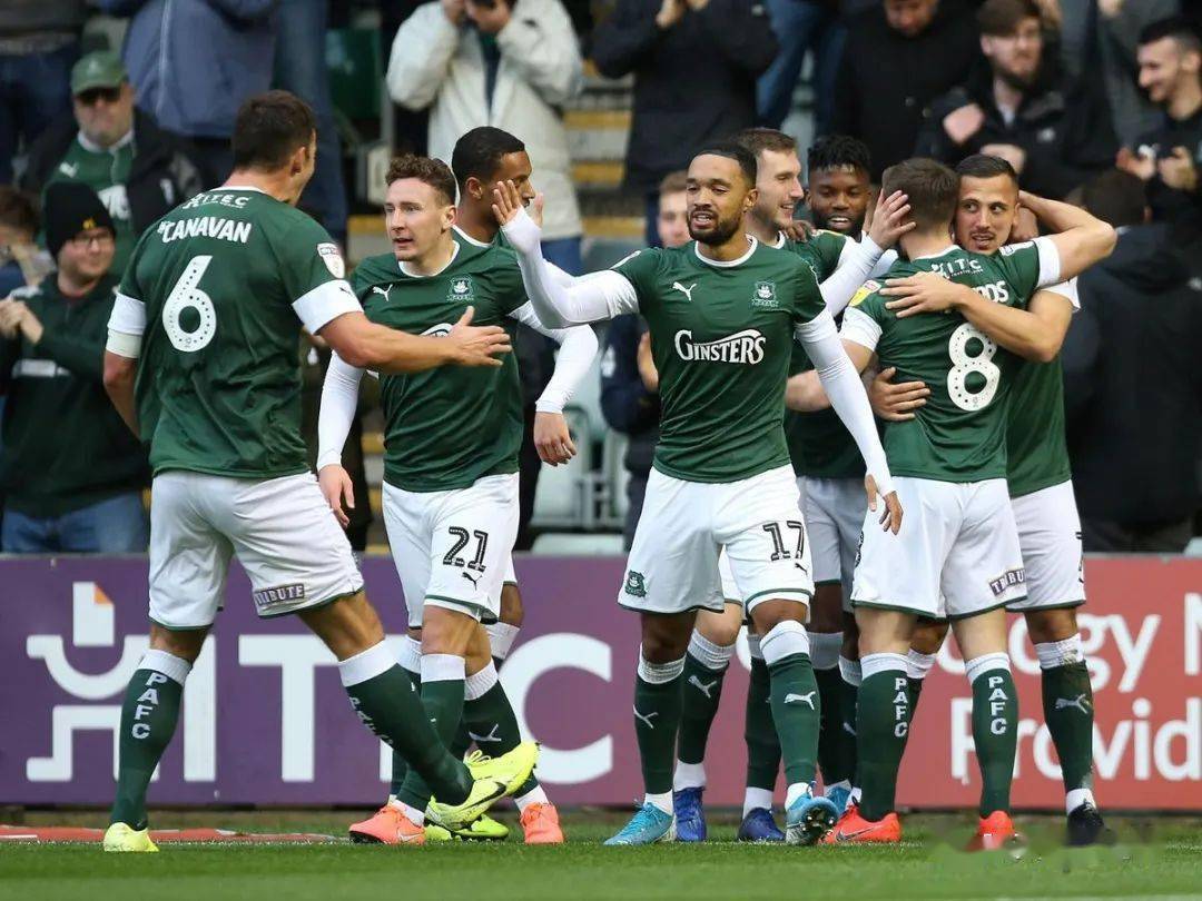 包含普利茅斯队抢得三分,勇往直前向中央的词条 包含普利茅斯队抢得三分,勇往直前向中央的词条