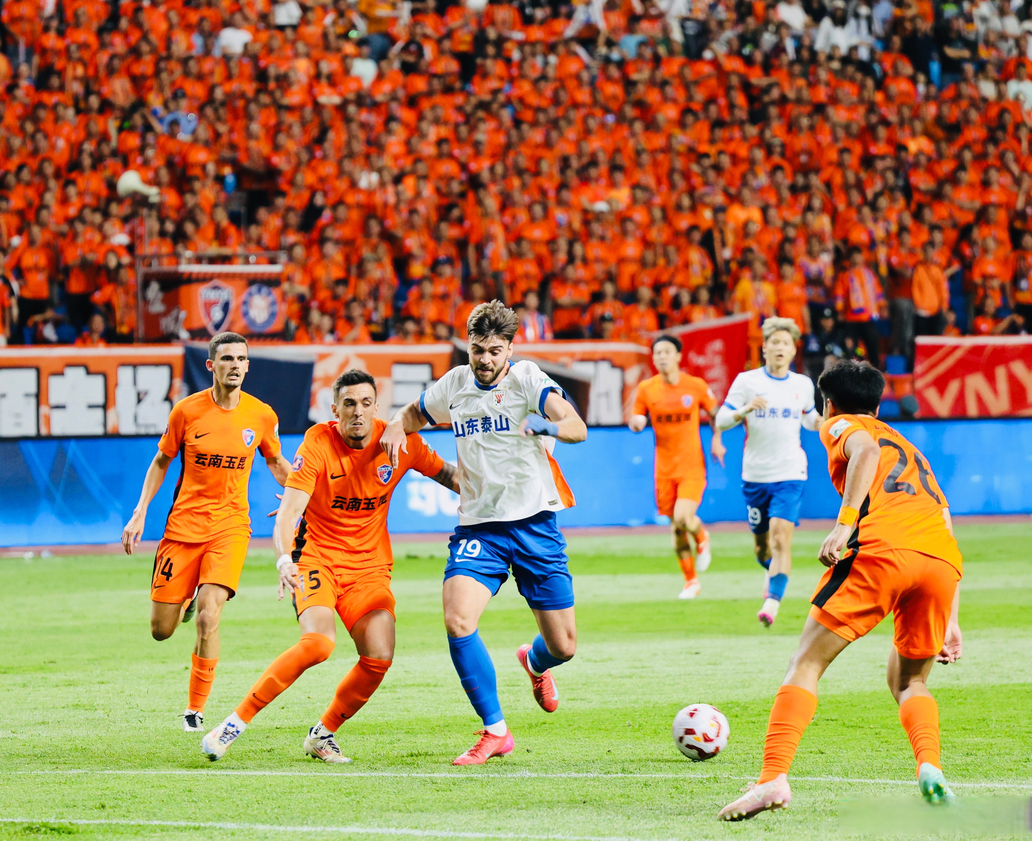 精彩瞬间!球队成功挺进下一轮 精彩瞬间!球队成功挺进下一轮