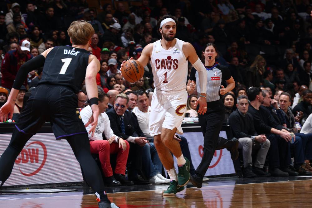 猛龙遭爵士逆袭,米切尔砍下关键三分 猛龙遭爵士逆袭,米切尔砍下关键三分