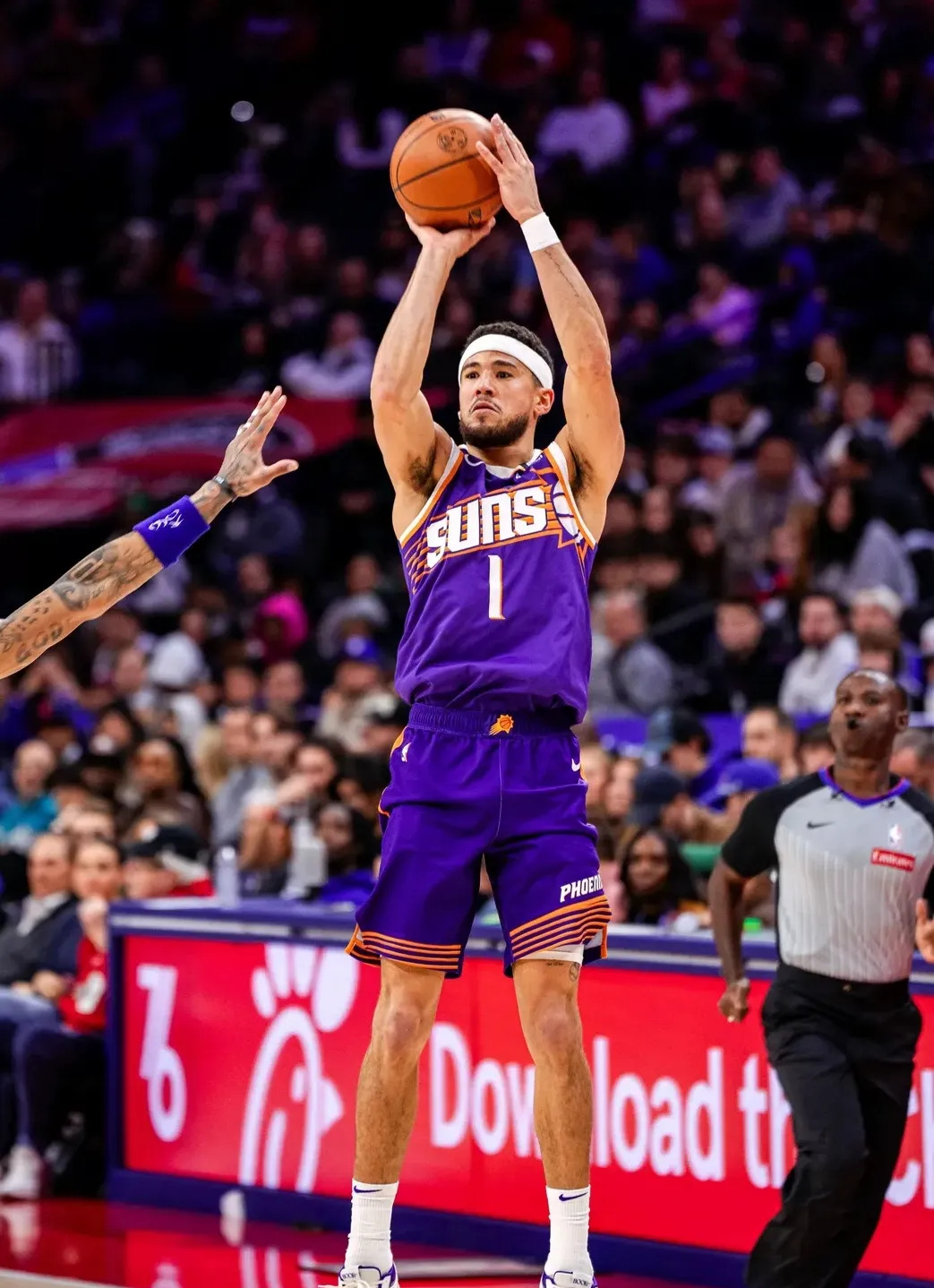 布克精准三分助热火取胜,球队气势如虹的简单介绍 布克精准三分助热火取胜,球队气势如虹的简单介绍